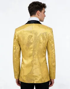 Blazer de esmoquin con lentejuelas doradas brillantes para hombre detalle de ropa de club nocturno.