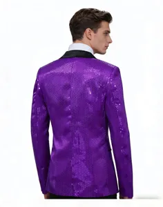 Vista detallada de chaqueta de lentejuelas moradas para hombre, estilo disco con solapa negra.