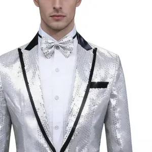 Detalle de chaqueta de traje con lentejuelas para hombre con solapa negra y pajarita.