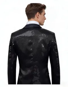Detalle de la espalda de la chaqueta de lentejuelas negras para hombre con solapa de satén.