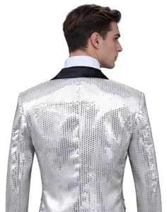 Detalle de blazer de lentejuelas plateadas para hombre, vista trasera tela brillante.