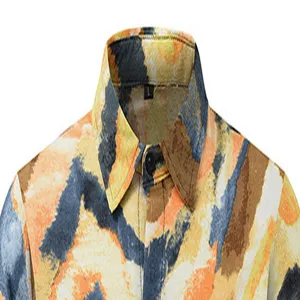 Close-up detail van heren langarm shirt kraag met prachtig abstract digitaal print.