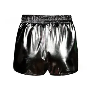 Pantalones cortos de verano casuales con cintura elástica de cuero brillante para mujer.
