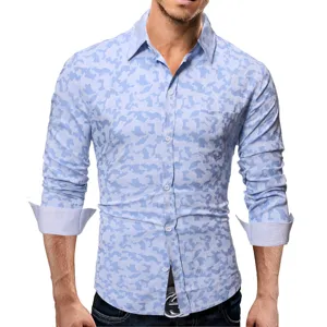 Herren hellblaue camouflage langarm freizeithemd mit knopfleiste und brusttasche.