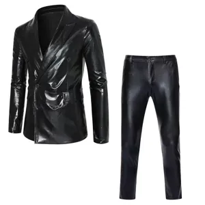 Detalle del tejido de la chaqueta de traje cruzada negra brillante y de los pantalones.