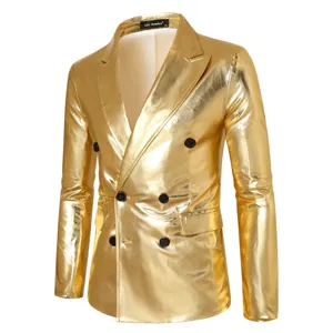 Primer plano del elegante blazer cruzado metálico dorado con botones negros.