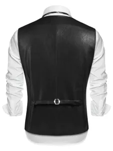 Dettaglio posteriore del gilet in pelle nera da uomo con cinturino regolabile e fibbia.