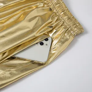 Vue rapprochée détaillée de la poche du pantalon décontracté doré brillant avec un smartphone