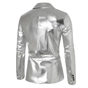 Detalle de espalda de chaqueta de traje metálica plateada de hombre, blazer brillante.