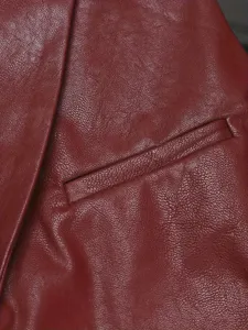 Dettaglio del gilet in ecopelle bordeaux da uomo con tasca e consistenza di alta qualità.
