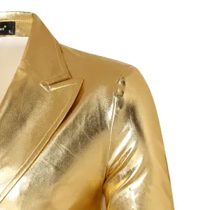 Detalle del cuello y hombro de la chaqueta de traje metalizada dorada para hombre.