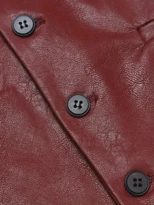 Dettaglio di gilet in pelle bordeaux da uomo con bottoni neri e finitura elegante.