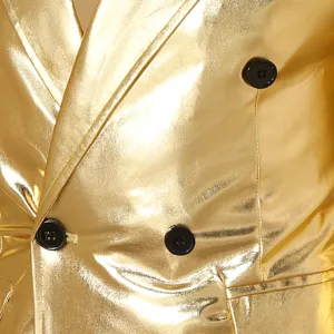 Vista detallada de chaqueta de traje cruzada dorada brillante para hombre con botones negros.