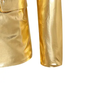 Detalle de chaqueta de traje dorada metalizada para hombre, manga de tela brillante y estilo