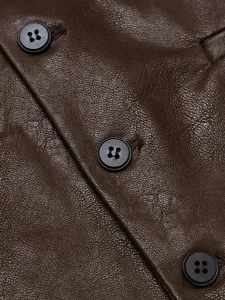 Primo piano della texture del tessuto del gilet in pelle marrone da uomo e bottoni.