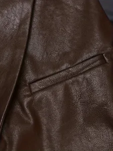 Primo piano dettagliato del gilet da uomo in finta pelle marrone con tasca e bella texture.