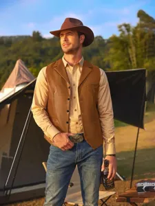 Vista dettaglio gilet in ecopelle casual da uomo, elegante panciotto scollo a V per esterno.