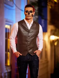 Dettaglio gilet in pelle marrone da uomo, panciotto casual con scollo a V abbinato a camicia.