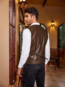 Vista di dettaglio del gilet in pelle marrone da uomo, elegante design posteriore con cinturino.
