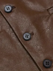 Dettaglio gilet in ecopelle marrone, primo piano con trama fine e bottoni scuri.