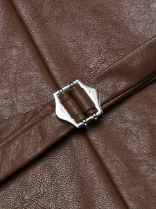 Dettaglio gilet in pelle da uomo, che mostra tessuto PU testurato e fibbia in metallo.