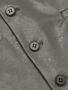 Gilet in pelle da uomo dettaglio bottone primo piano grigio tuta casual giacca leggera