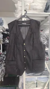 Détail de gilet de costume en suédine slim homme, gilet d'affaires col V avec boutons.