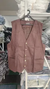 Vue détaillée du gilet en daim marron pour homme avec texture de tissu et boutons en métal.