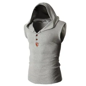 Détail gilet sans manches gris à capuche pour homme, débardeur fitness avec boutons.