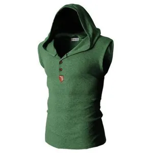 Débardeur à capuche sans manches vert pour homme avec col boutonné et élégant badge en cuir.