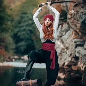 Detail van het middeleeuwse piratenkostuum met wit shirt, broek en rode sjaal.