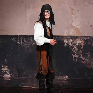 Vue détaillée du costume de pirate de la Renaissance médiévale avec chemise et gilet.