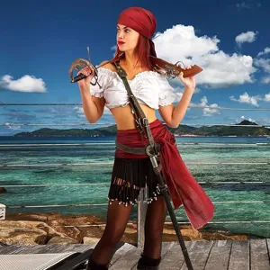 Vue détaillée du costume de pirate médiéval, incluant bandana rouge, haut et ceinture assortis.