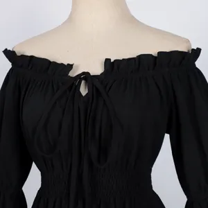 Nahaufnahme des schwarzen mittelalterlichen Retro-Kleides mit Rüschen und vorderen Schnürsenkeln.