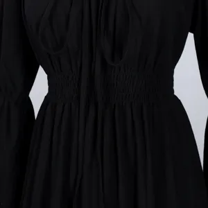 Detailansicht eines vintage mittelalterlichen schwarzen Kleides mit gesmokter Taille und Band.
