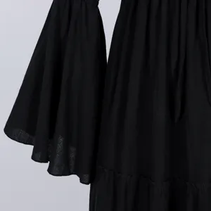 Nahaufnahme des mittelalterlichen Vintage Damen schwarzen Kleides mit elegantem Trommelärmel.