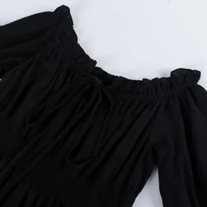 Schwarzes schulterfreies Kleid Detailansicht mit gerafftem Ausschnitt und Taillenbund.