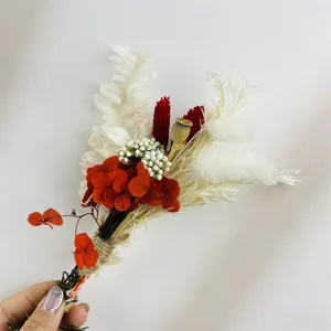 Mini-Trockenblumenstrauß in Rot und Weiß, ideal für Geschenkboxen und Hochzeitsgeschenke.