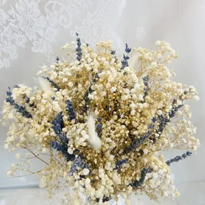 Bouquet de fleurs séchées avec gypsophile blanc et lavande pour mariage et décoration.
