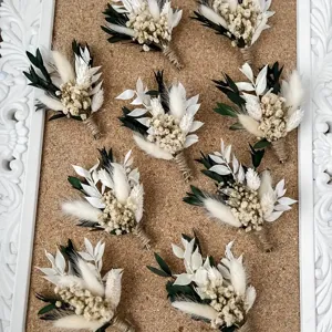 Lot de 10 boutonnières en fleurs séchées, décoration florale blanche et verte pour mariage.