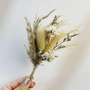 Nahaufnahme handgemachter Mini Trockenblumen Strauß Ansteckblume für Hochzeitsdeko Natur