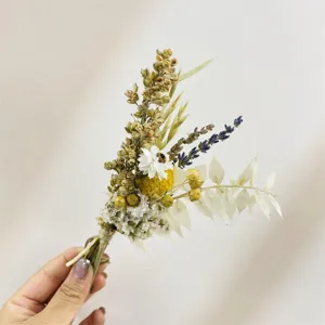 Handgemachte Trockenblumen Anstecker Detail, Mini Blumenstrauß für Hochzeitsdeko Geschenke.