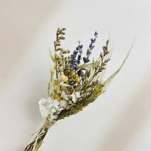 Handgefertigter naturgetrockneter Blumenstrauß Detail, künstlerisches Mini Gesteck für Hochzeiten.