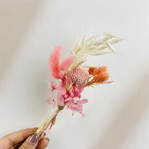 Dettaglio mini bouquet di fiori secchi, composizione floreale naturale per decorazione.