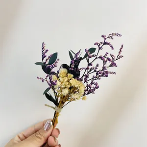 Mini bouquet di fiori secchi in primo piano dettagliato, ideale per decorazioni fai da te.