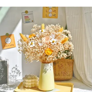 Gedroogd bloemenboeket van rozen en gipskruid voor huisdecoratie en desktop.