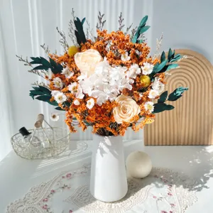 Bouquet de fleurs séchées de roses eucalyptus préservées avec vase céramique