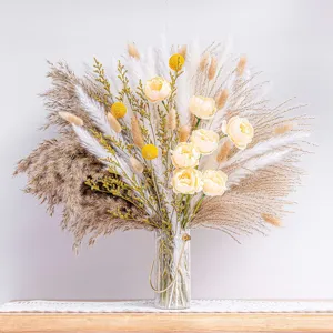 Bouquet de pampas séchées avec queue de lapin et fleurs artificielles en vase en verre déco