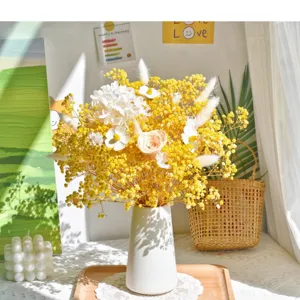 Prachtig droogbloemenboeket met witte keramieken vaas, perfect voor decoratie in huis.
