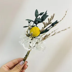 Handgemachte Trockenblumen Ansteckblume mit weißer Hortensie und gelbem Craspedia für Hochzeit.